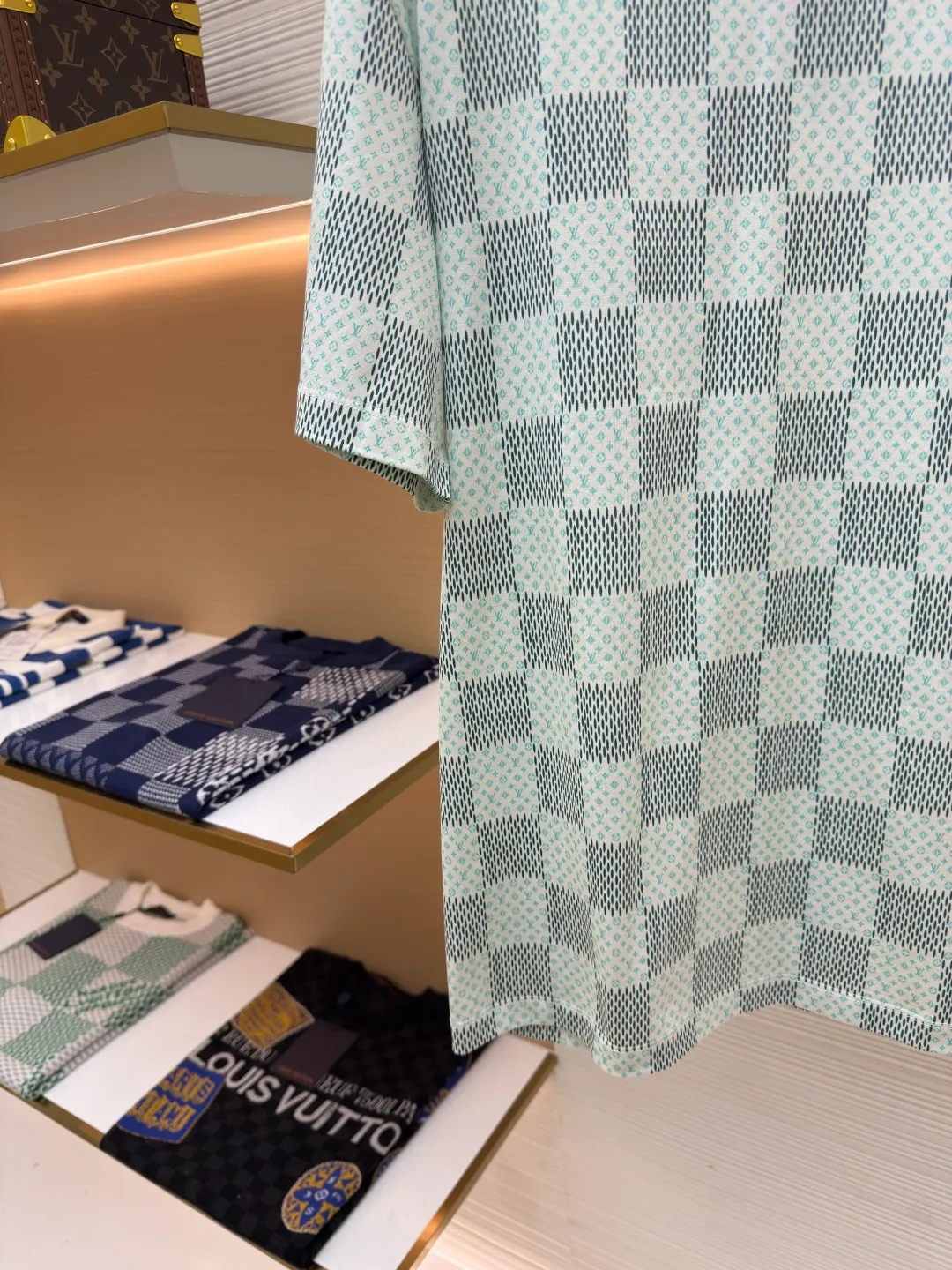 LOUIS VUITTON green checkerboard print short sleeves ●Authentic product: purchased and developed for 7300 ●Item number: 1680298-A35 ●Fabric: cotton fabric ●Technology: jacquard production ●Version: fitted version ●Weight: about 210 grams ●Size: XS-S-M-L ●Description: Made of cotton jersey fabric, chest Marque L Uuitton deposee Embroidery, simple letter pattern embellishment on the chest, the letter size spacing effect is consistent. Using linen embroidery thread combined with encrypted processing, the embroidery body has a subtle matte visual texture; the embroidery effect is three-dimensional and full. The smaller the embroidery, the more sophisticated and demanding it is. The embroidery thread is made of imported material, which is more flexible and glossy than ordinary embroidery thread; the stitches are clear and smooth, and have a three-dimensional texture effect. The whole-piece positioning quilting process is a delicate and complex technology. During the cutting process, it is necessary to ensure that the pattern or texture of each piece can perfectly match the other pieces. Through floral tailoring, the checkerboard pattern of ready-made garments appears neatly arranged. Straight round neck style, same style for men and women!